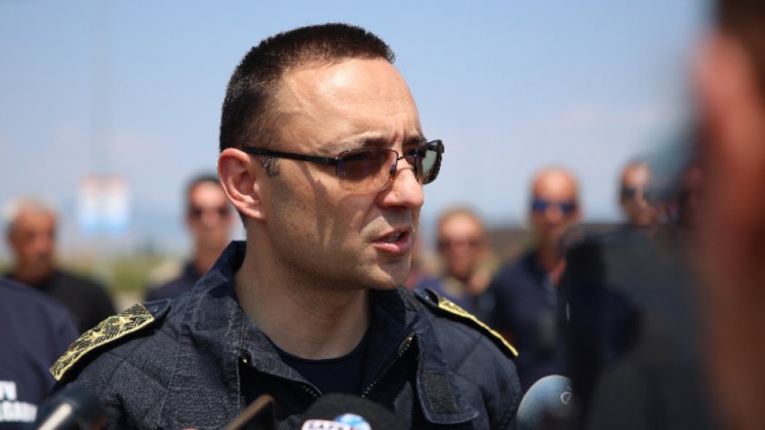 В изключително натоварено денонощие за пожарникарските екипи в страната, 200