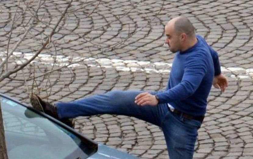 Яко меле с юмруци след катастрофа