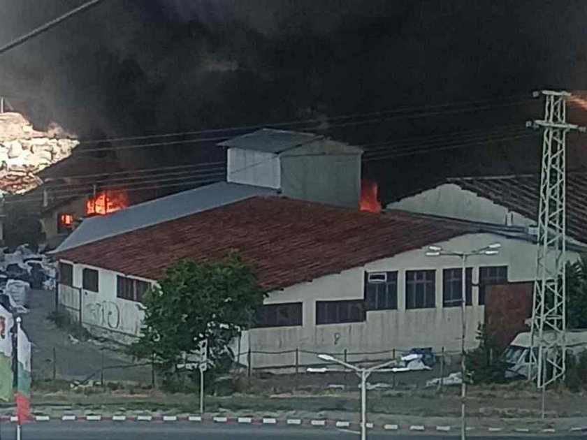 Заводът за пластмаса в град Средец е избухнал в пламъци