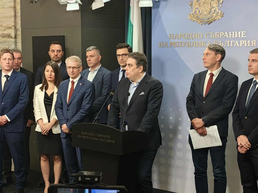 Асен Василев: За първи път от 4 години българите започнаха да обедняват, „постната пица“ се върна