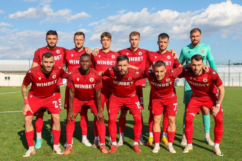 ЦСКА бие шута на двама