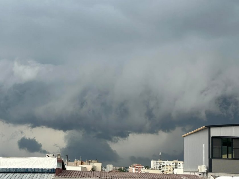 Страхотна буря в се изви в Североизточна България. 30 литра