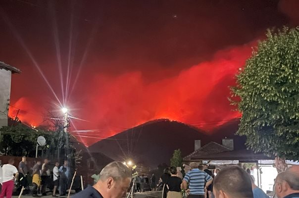 Още една тежка нощ преживяха екипите, борещи се с огнената