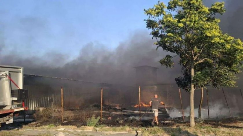 Продължава да бушува пожарът в Средец, който тръгна от цех