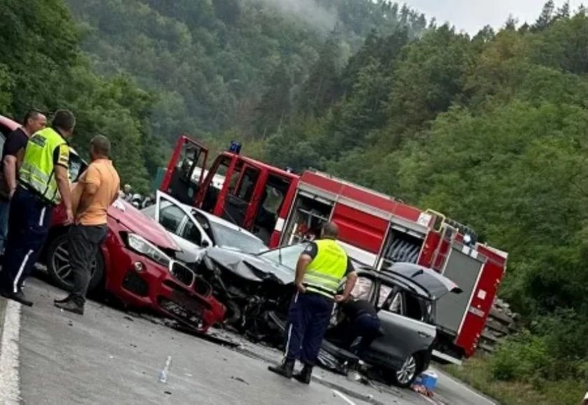Девет са пострадали при катастрофа между три леки автомобила на