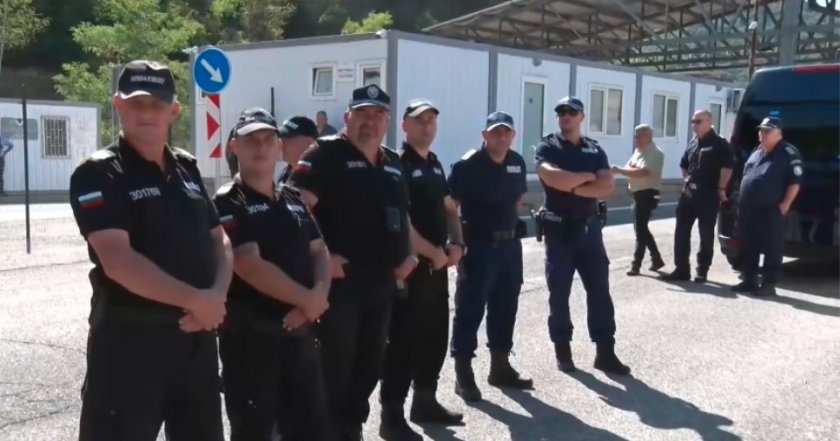 Напрежение на "Маказа": Полиция не допусна протестиращите да затворят пътя