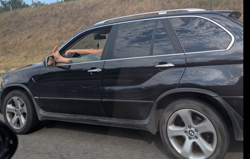 Шофьор на БМВ бе заснет как управлява автомобила си с