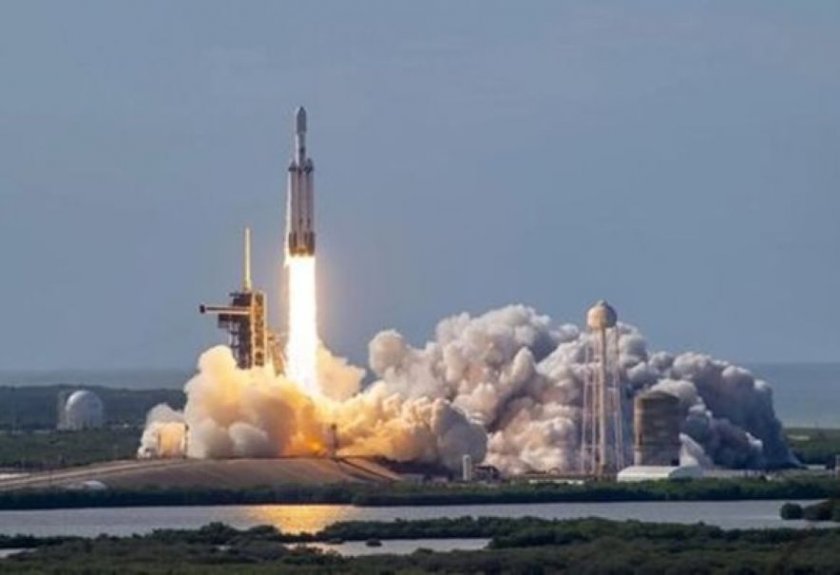 Корабът "Дракон" на SpaceX излетя към Международната космическа станция
