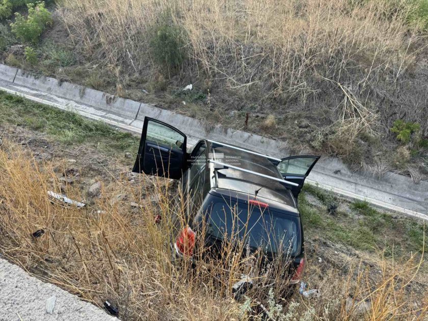 Кола падна в дере на Околовръстното в София, двама души са тежко ранени