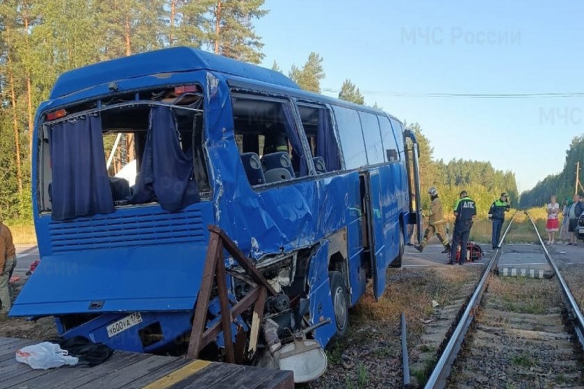 Ранени и загинали при катастрофа между влак и автобус в Русия