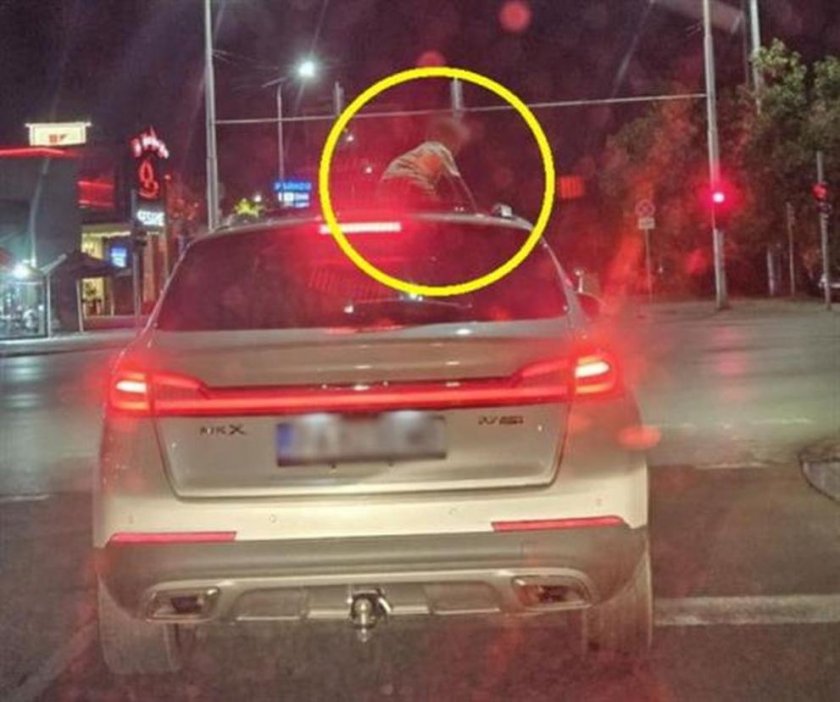 4-годишно дете се показа от люка на движещ се автомобил