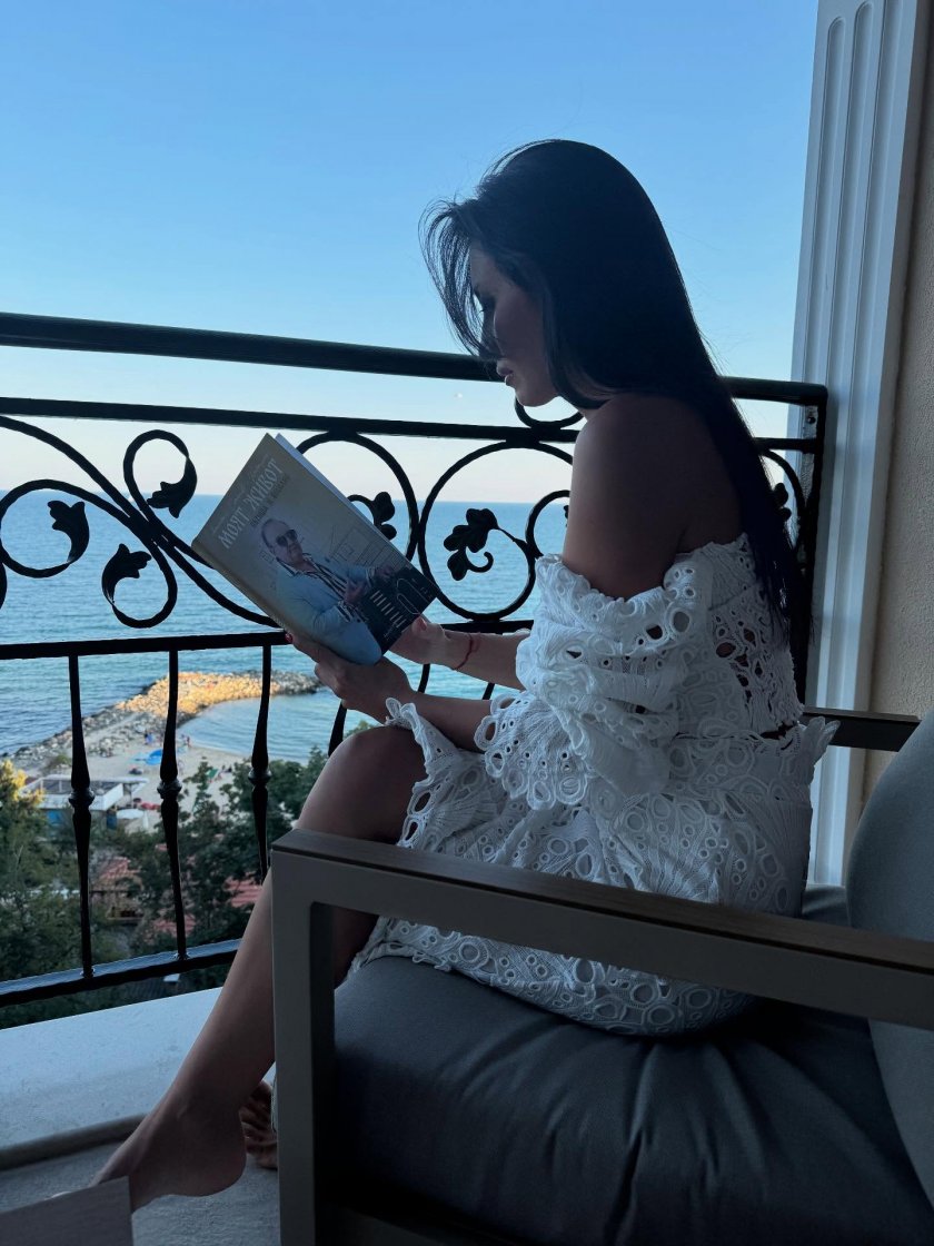 Фолк звездата Джена сподели с последователите си, че чете биографичната