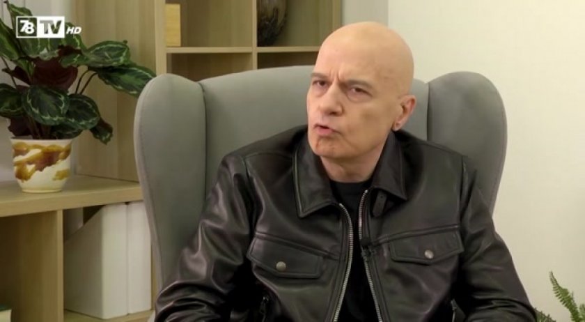 Лидерът на ИТН Слави Трифонов се появи, макар и във