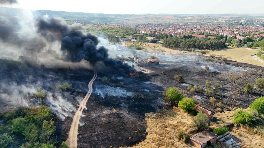 Пожар избухна в Харманли, болницата и стадионът са под заплаха