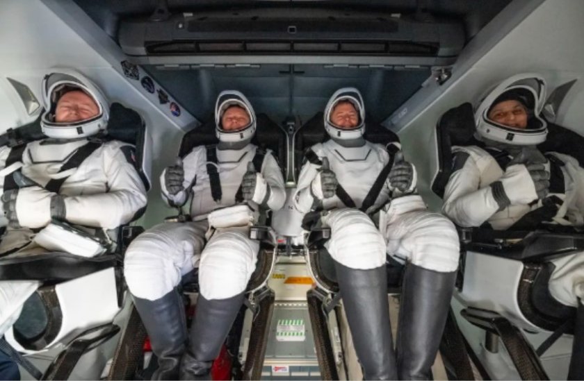 Капсулата на Мъск с астронавти се завърна след 5 месеца престой в космоса (ВИДЕО)