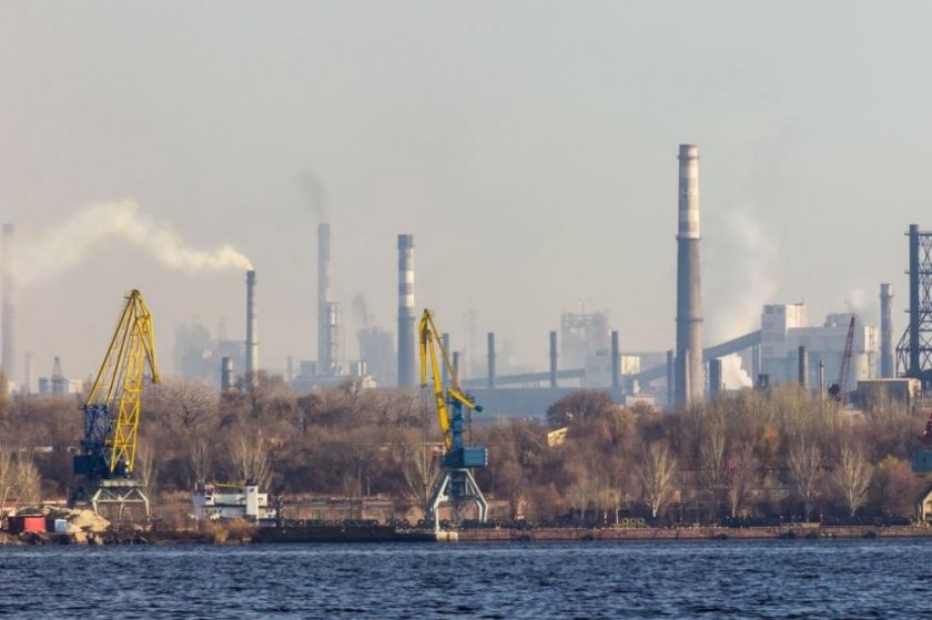 Украйна алармира: Наблюдава се дим в близост до товарното пристанище на Запорожката АЕЦ