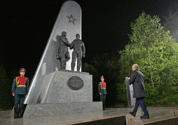 Пиарът тече: Путин постави цвете на мемориал за американско-съветска дружба 