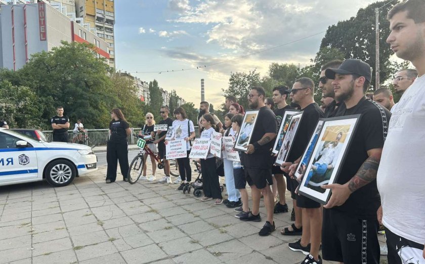 Протестно бдение в София в памет на жертвите на катастрофи