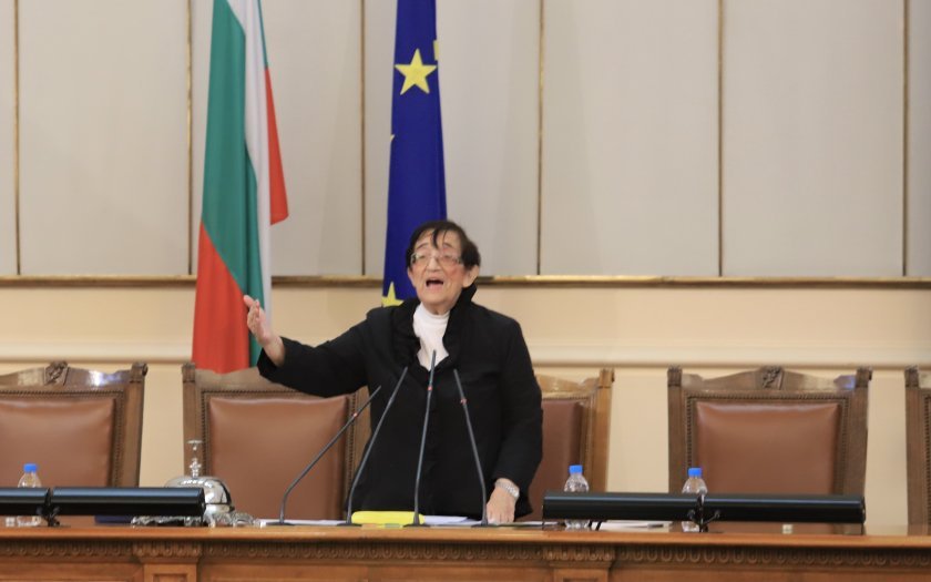 По закон депутатите имат право да си вдигат заплатите. Причина