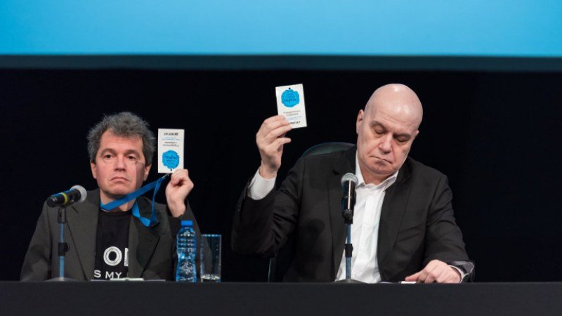 Александър Иванов е писател и инфлуенсър, един от любимците на