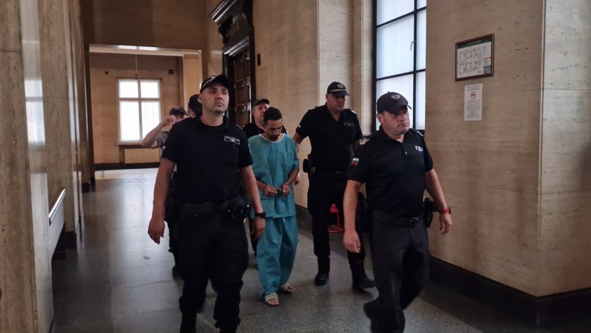 Първо в Lupa.bg: Докараха по пижама джигита Виктор в съда