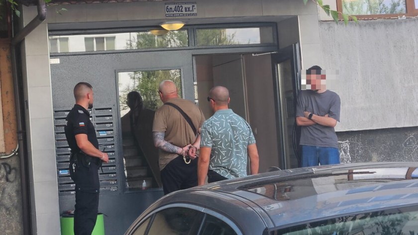Пласьорите на фалшиви евро остават в ареста