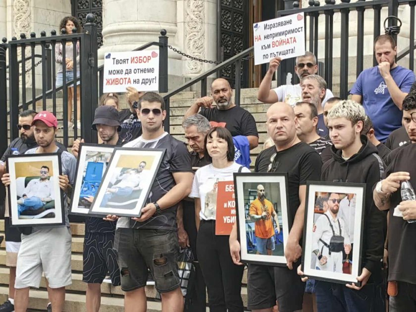 „Ангели на пътя" протестират срещу домашния арест на Никола с АТВ-то (СНИМКИ)
