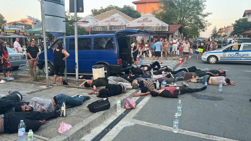 Гранични полицаи продължават да издирват шофьора на буса, превозващ 24