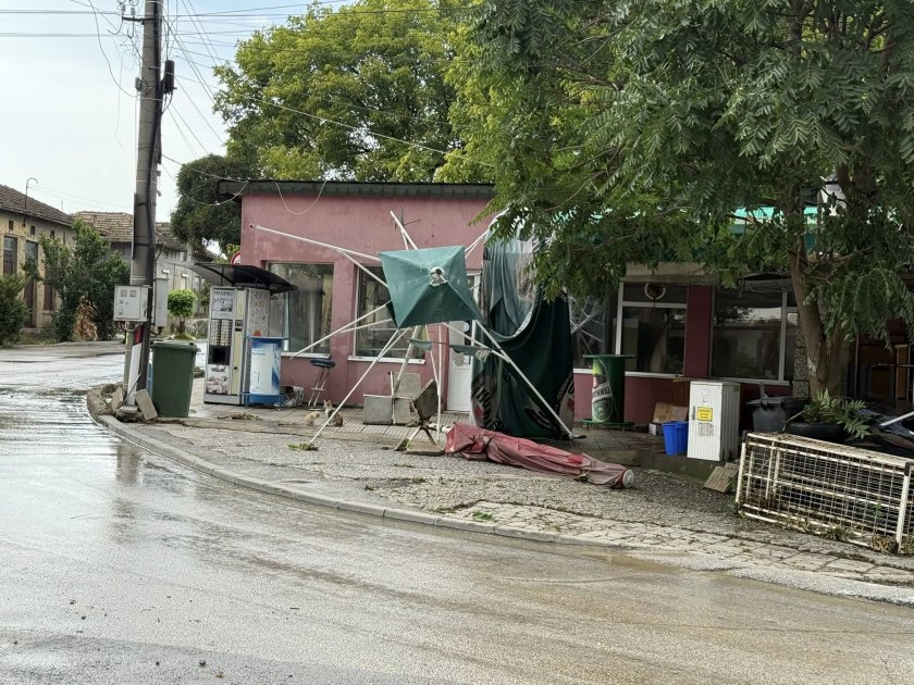 Бурята в Северозапада отнесе дървета, заведения и покриви