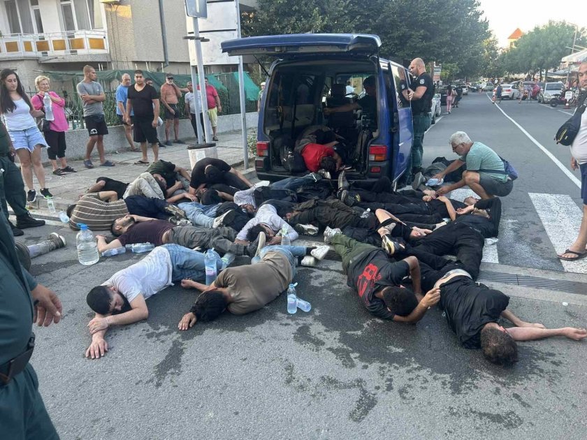 Задържаха в такси шофьора на буса натъпкал 24 нелегални мигранти