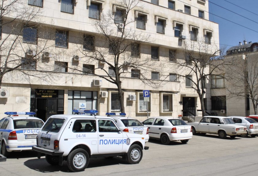 Измамници върнаха над 2200 лева след бърза акция на полицията