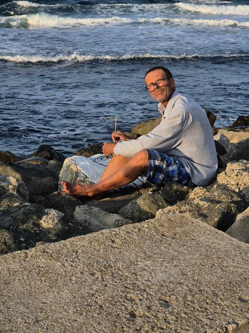 Родом е от Асеновград, но живее в Пловдив. През лятото