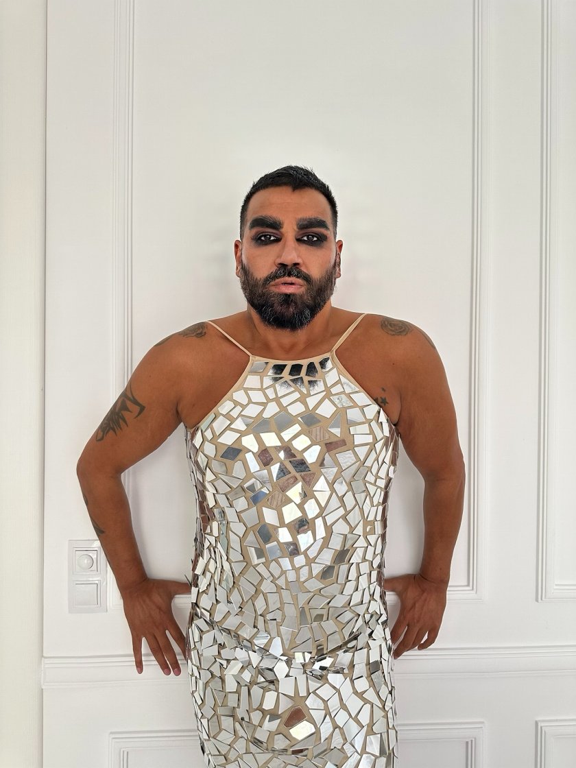 Азис за пореден път облече бляскава рокля на колежката си