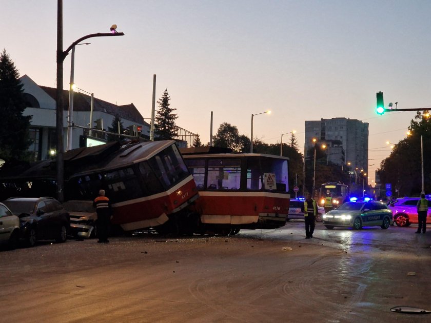 Келеши подкараха трамвай и го изкараха от релсите, предизвиквайки тежка