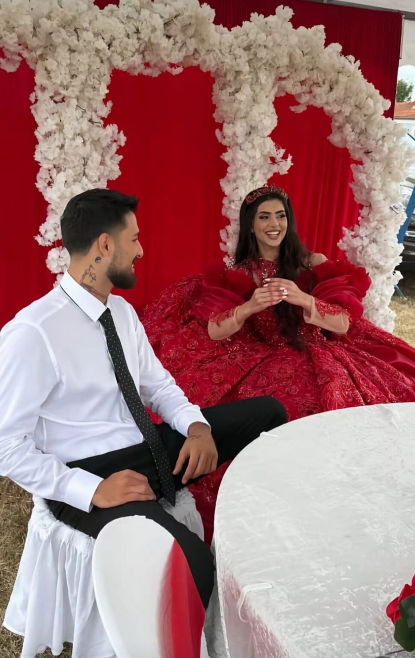 Феновете останаха шокирани от новината, че Емрах Стораро е сгоден