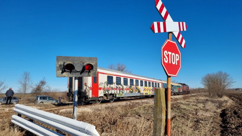 Едното момиче, скочило от влака в Клисура, е в критично състояние