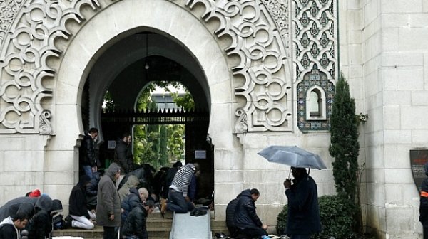 Свински глави се появиха пред джамии в Париж