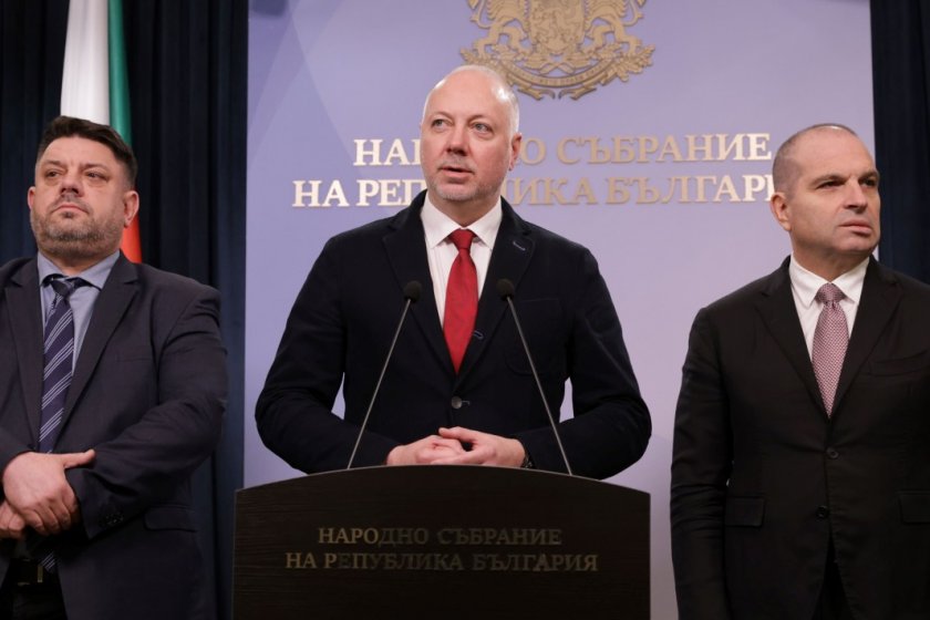 Желязков научил от медиите, че вицето му е на парад с Путин в Китай