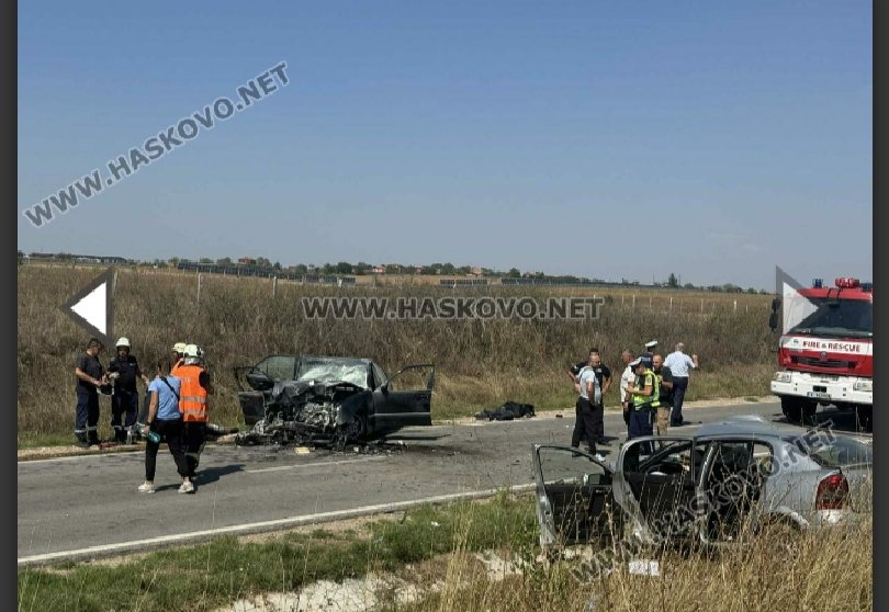 Два автомобила са се ударили челно на прав участък в района
