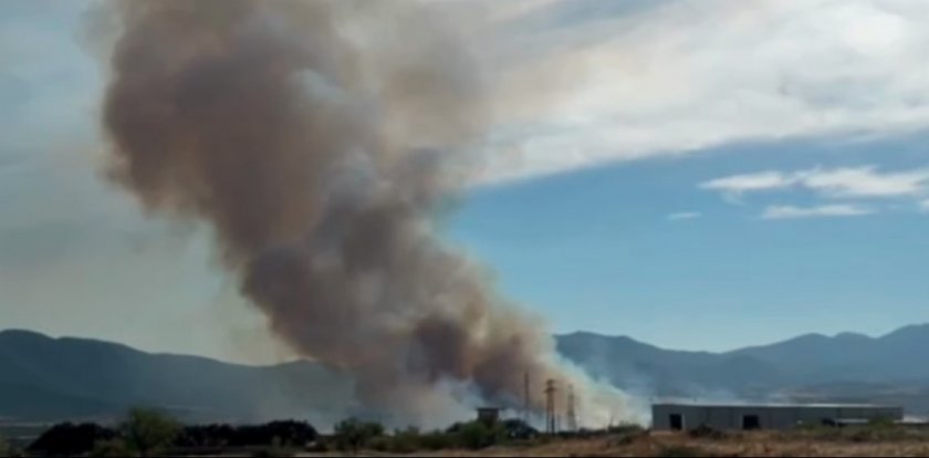 Пожар бушува край Сопот. Горят сухи треви и храсти близо
