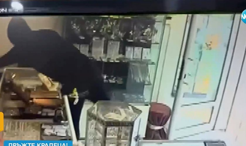 Младежите, обрали бижутерия в Дупница: Пазарували са от магазина