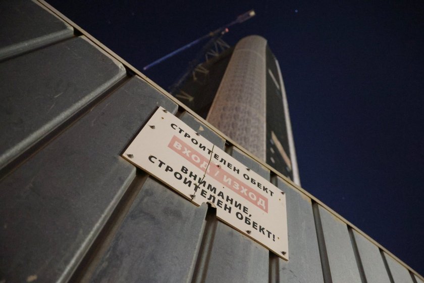Възрастен ли е помогнал на децата за достъпа до 200-метровия кран?