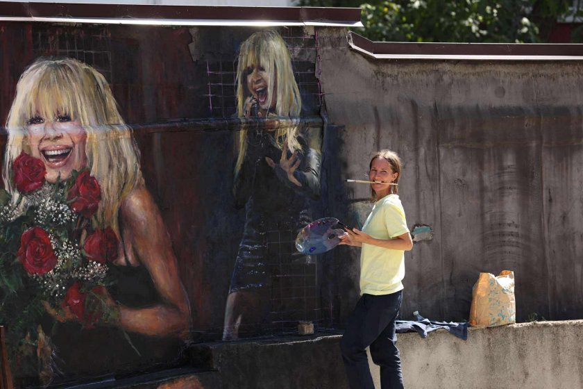 Лили Иванова издирва младата художничка, която нарисува два огромни портрета