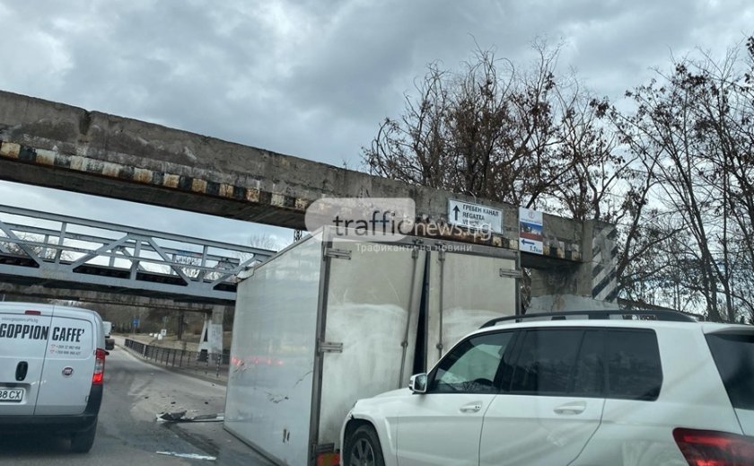 Камион заседна под ЖП мост в Пловдив, адвокат се удари в него