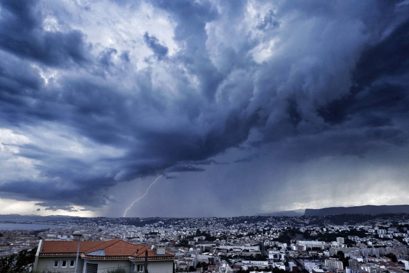 Бурята Фабиен остави без ток 20 000 френски домакинства