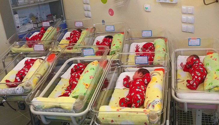 Болница в Русе облече бебетата като джудженца 