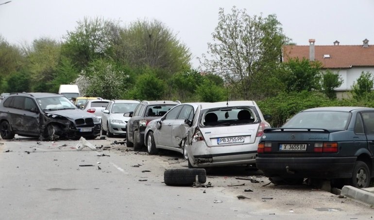 БМВ помля шест коли в Пловдив