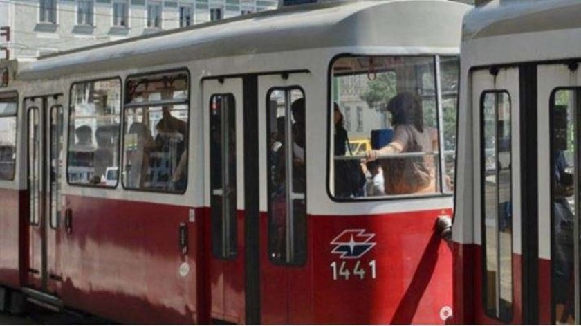 Българче върти меч в трамвай във Виена