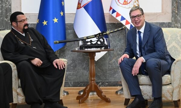 Краставите магарета: Вучич се гушна със Стивън Сегал