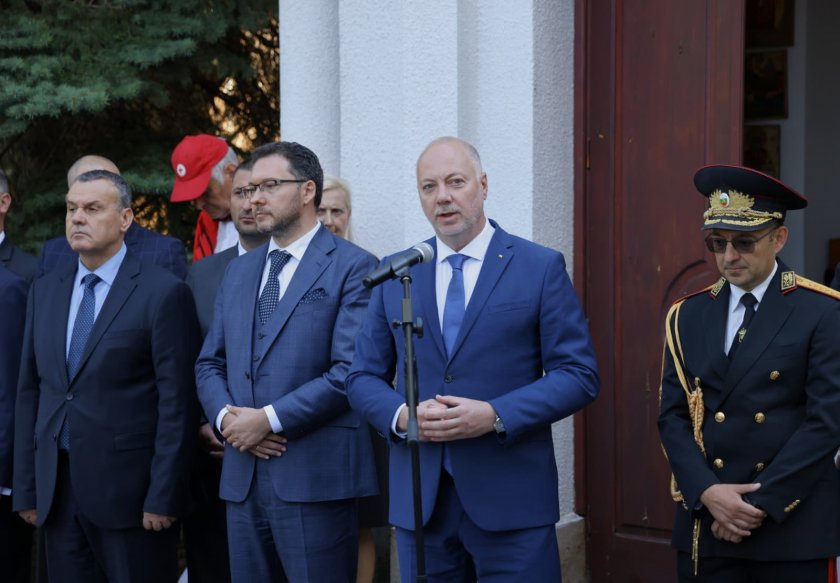 Желязков към пожарникарите: Справяте се достойно с предизвикателствата на природата и човешката небрежност